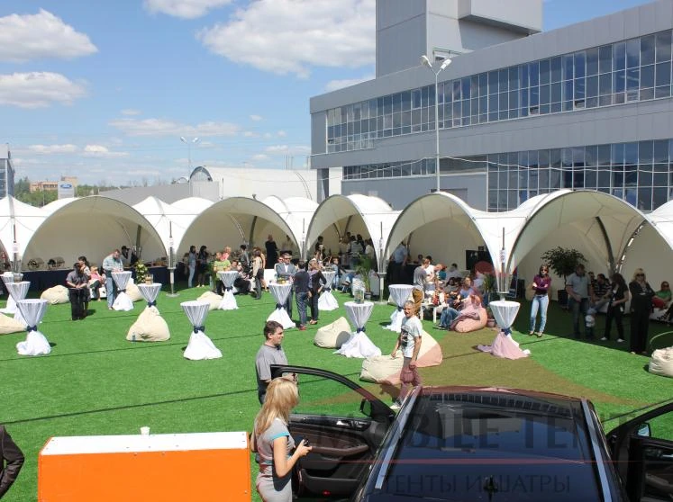 Интерьер: столы и диваны, зона для гостей