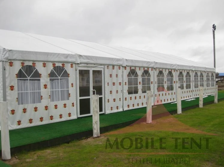 Деревянный подиум с покрытием из искусственного газона