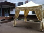 Интерьер: столы и диваны, зона для гостей