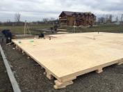 Интерьер: столы и диваны, зона для гостей